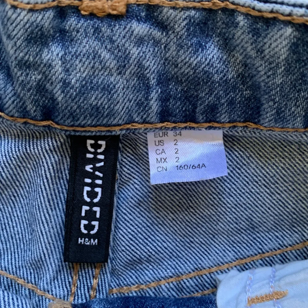 Köpta från H&M. Orginalpris: 250kr. Dem är lite ljusar i verkligheten.. Shorts.