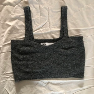Fin grå topp från Zara - Toppen är grå i ett mjukt stickat material som sitter väldigt behagligt. Den är i storlek M men skulle också passa en S. Frakten ingår inte i priset💕