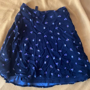 En söt sommar kjol  - En fin blommig kjol , använt bara två gånger 