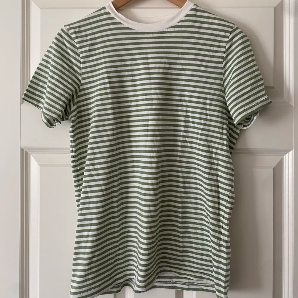 Vanlig basic randiga tröja. Andra bilden ser man de gröna ränderna bättre. I bra skick, nästan aldrig använd😍 storlek M men passar lika bra som S. T-shirts.