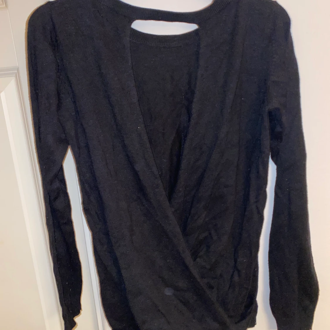 Svart tröja med snygg öpnning bak - 90