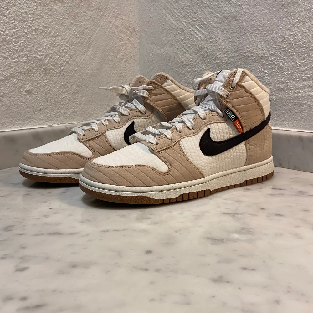 Hej jag säljer just nu två par Nike dunks riktigt feta till sommaren. Nike dunk low: storlek: 42,5 pris: 1600kr Nike dunk High: storlek: 44 pris: 1400kr. Kom i dm vid intresse eller frågor. Skor.