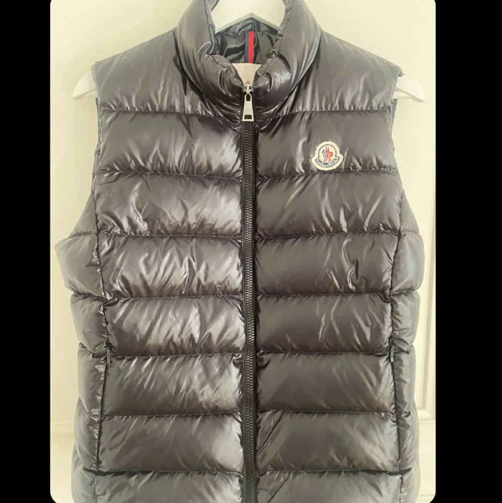 En super fin moncler väst(äkta). Helt ny och oanvänd bara testad. Används ej för att den är för liten. Köpt för 6000kr men säljer för 2500kr💞💕. Jackor.