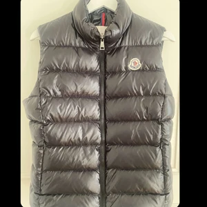 Moncler väst  - En super fin moncler väst(äkta). Helt ny och oanvänd bara testad. Används ej för att den är för liten. Köpt för 6000kr men säljer för 2500kr💞💕