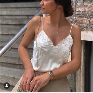 Zara satin topp - Zara satin topp, med vackert blomster mönster. Frakt ingår 