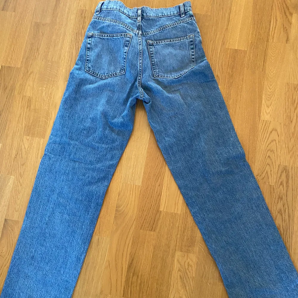 Ett par blåa högmidjade extra långa jeans i storlek 34 från lindex. Dom ör använda endast 2 gånger och är i väldigt fint skick. Dom har en slits längst nere vid foten. Säljer dom på grund av att jag har för många jeans och får helt enkelt ingen användning av dom.. Jeans & Byxor.