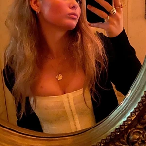 Maidenform korsett  - Helt nyköpt väldigt ljust beige korsett! Endast använd en gång, på bilden. Som ny! Nypris 400kr. Storlek S, passar på någon med storlekarna XXS-S<3