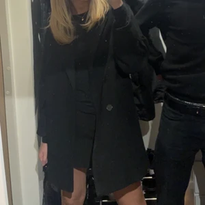 Mango kappa  - Säljer nu denna svarta kappa från mango. Snygg till både kjol/klänning och jeans!! Storlek XS men jag själv brukar ha S o den passar bra på mig!