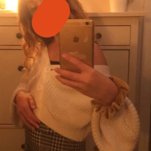 Vit kofta från NAKD - Vit kofta från NAKD köpt typ i somras från NAKD hemsida. Jätte fin och inte söker på att jag vill dölja, bara ifall jag får ett bra bud. Perfekt till våren att ha över npt linne eller tunn tröja:) 