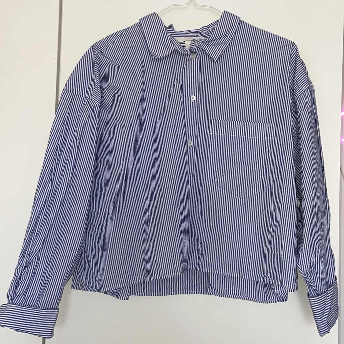 Blå och vit randig skjorta från hm