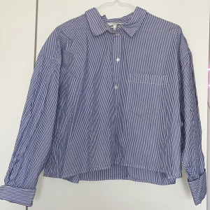 Blå och vit randig skjorta från hm - Randig skjorta från hm jättebra skick st M 