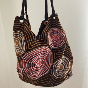 Mönstrad axelväska - Fin axelväska med broderat mönster