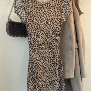 Sommarklänning & other storlek strl 34 - Supermjuk och stretchig sommarklänning i leopardprint från & other stories som inte säljs hos dem längre. Storlek 34, tunn men inte inte genomskinlig. 🐆💛