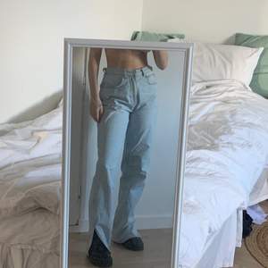 Blå jeans från Gina med slits! Skitsnygga och knappt använda pga att dem inte passar💙💙 Köpta för 599kr säljer för 299 med gratis frakt!