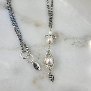 Halsband med ängel och pärlor - Jättefint halsband med ängel och pärlor. Handgjort av mig 😇