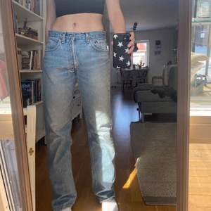 Levi’s - Säljer domhär jättesnygga lowrise 501 levis jeansen då dom är lite stora för min smak (jag är vanligtvis en xs/s) 🤍 skriv för fler bilder!