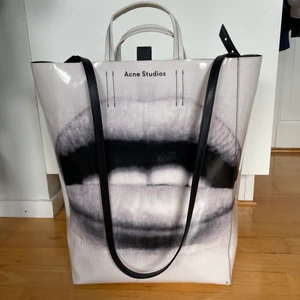 ACNE baker tote bag - Säljer denna unika och coola tote bag från ACNE. Stor och rymlig väska som jag älskar men dessvärre inte kommer till den användning som jag hoppats :( Med tanke på väskans storlek så föredrar jag att mötas upp i Stockholm, annars löser jag frakt.