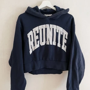 Hoodie  - ( Obs! Snörena är borttagna )Mörkblå. Lite croppad med längre ärmar. 