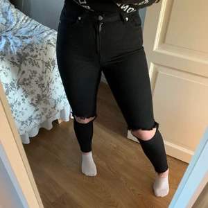 NA-KD jeans - Svarta NA-KD jeans med hål i, jätte fina och är i storlek 36. Köparen står för frakten☺️💛