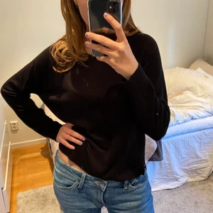 Stickad tröja  - Säljer denna superfina stickade tröja från zara. Den är bara använd fåtal gånger och är i bra skick. DM vid intresse!💕💕 (köpare står för frakt)