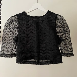 Blus - Blus i mesh/spets med dragkedja i ryggen, använd fåtal gånger, i nyskick 