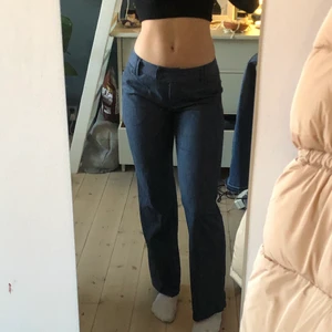 Lågmidjade kostymbyxor  - Lågmidjade kostymbyxor. Säljer pga de är för korta för mig. Innerbenslängd: 80cm Midjemått: 77cm. Jag har tagit ner sömmen längst ner (se sista bilden) kan sy upp de som de ska vara om man vill innan jag skickar (blir 4cm kortare då)