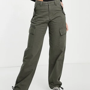 Cargo byxor - ASOS Design tall  - Intressekoll på dessa snygga kakifärgade cargobyxor. De är helt slutsålda på hemsidan därför kollar jag om någon är intresserad, har de i storlek 42 och 44. De är såå snygga och långa 