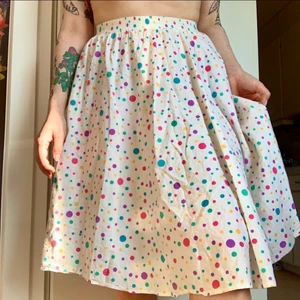 That’s It California vintage kjol - Prickig midi-kjol från det amerikanska 70-tals märket That’s it California. Midjan är stretchig och resten av kjolen är i bomull, perfekt för en varm sommar ☀️