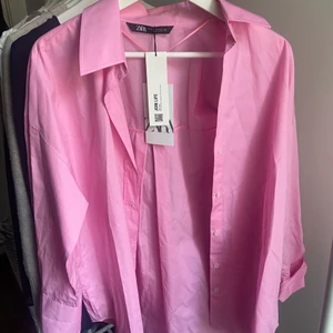 Rosa skjorta  - HELT OANVÄND rosa skjorta ifrån Zara! Säljer då jag glömde lämna tillbaka. Så fin till sommaren!!!💓