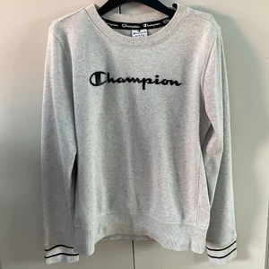 Champion tröja - 🏆 Långärmad tröja från Champion. Den är ganska tunn så det rekommenderas att ha något under😊 Som referens är jag 160cm