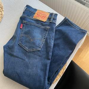 Säljer dessa jeans ifrån Levi’s - 502 BLÅ STL W34 (aldrig använda).