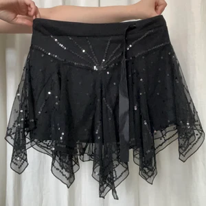 y2k kjol storlek xs-s - storlek: passar xs och s. möts upp i stockholm eller fraktar. plagget finns kvar 🖤 kan tyvärr inte ordna bilder med kjolen på eftersom den är för liten för mig