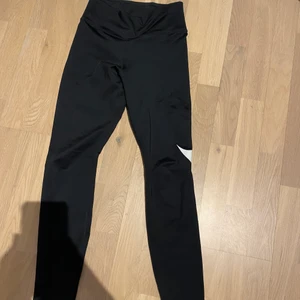 Nike träningsbyxor  - Fint skick, säljer för passar inte på mig! Köpta nya för 500kr. Köparen står för frakten. Skriv om du har frågor:)