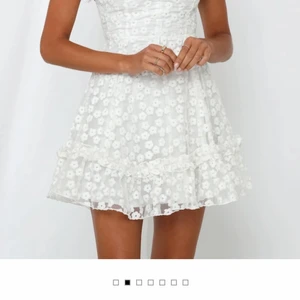 Klänning  - Jättefin klänning från hellomolly. Endast testad så lappar sitter kvar. Storlek S men skulle säga att den passar både xs och S då banden är justerbara. Perfekt klänning till studenten. Bara att höra av sig om man vill ha fler bilder. Köpt med tull för närmare 2000 så väldigt schysst pris.