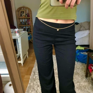 Svarta linnebyxor - Stört fina svarta linnebyxor som jag säljer då de tyvärr är för korta för mig som är 180cm😭 Rak äldre modell från H&M, köpta secondhand men i mycket bra skick! 💖 Perfekta till våren & sommaren! Strlk S/M