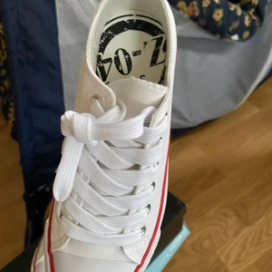 Låga Sneakers helt nya i kartong - Helt nya vita Sneakers i kartong finns just nu, storlek 35,37.40 finns just nu. Och bara vita, snyggt nu när det börjar bli varmare. Pris 250kr/per par . Finns i Kortedala och kan skickas mot porto 