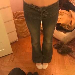 Bootcut Jeans - Blåa bootcut jeans med snörning. 