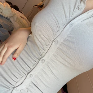 Grå/beige klänning - ska tvätta den!!! Men säljer denna beige/gråa klänning. Superfin. Storlek S men passar xs-m. Endast använd en gång! Från hm 