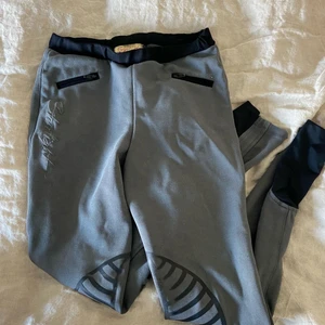 Gråa ridbyxor från starlight 🤍🤍 - Gråa ridbyxor från starlight! Knäskodda, bra skick förutom att skoningen är lite sliten + att byxorna är sydda i skrevet (se andra bilden) men inget som störs under ridning 🤍🤍 