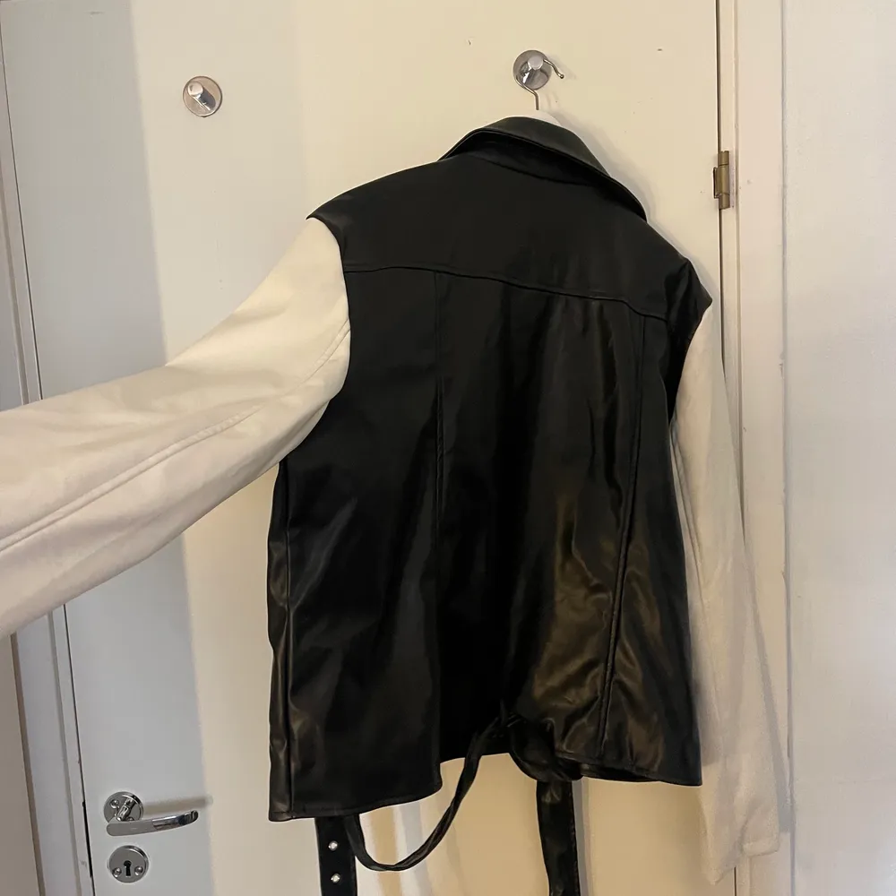 Biker Jacket från PLT med snygga detaljer såsom fickor bälte mm. endast använd vid ett tillfälle kortvarig stund. Strl 48, som en XL men passar fint för någon i L. Jackor.
