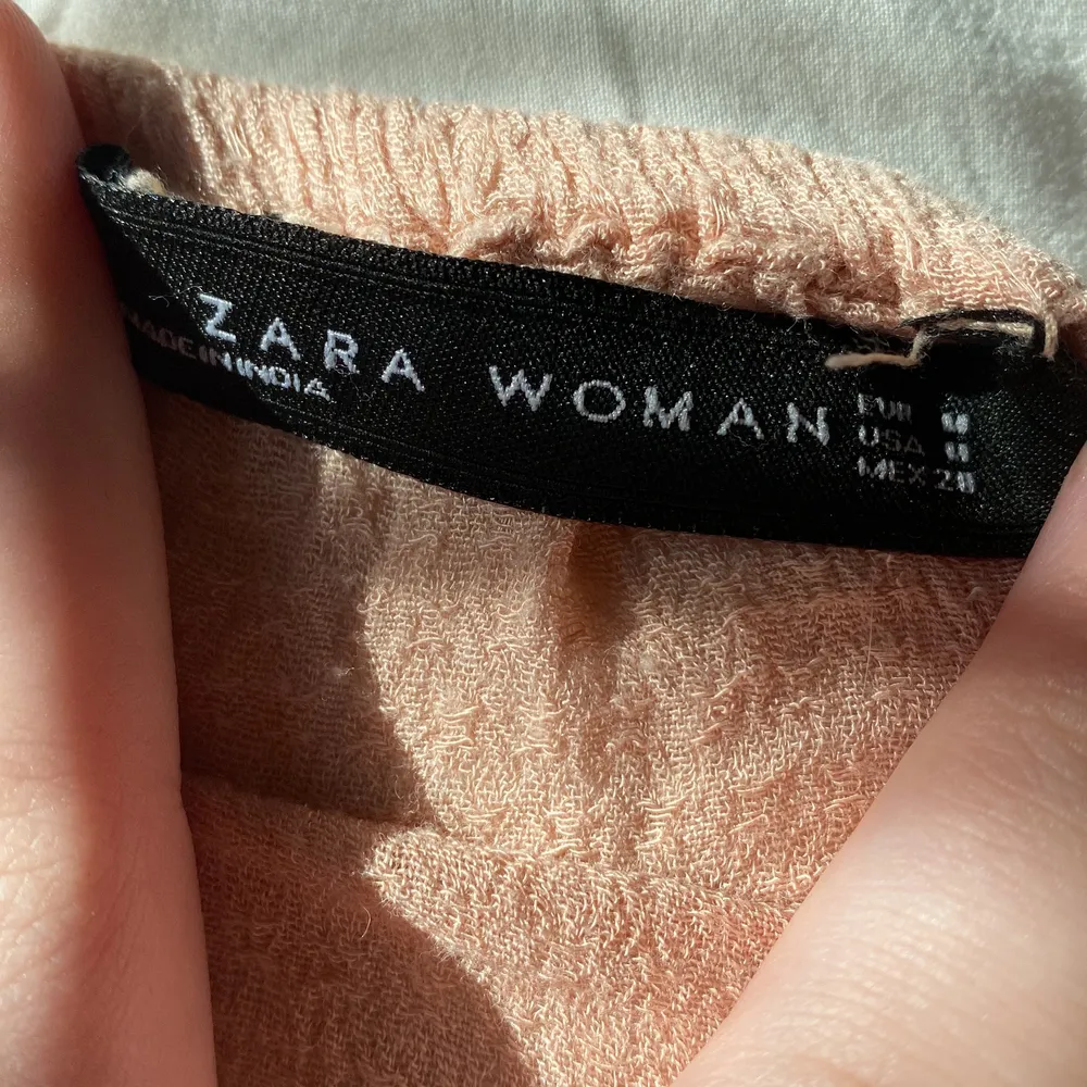 Säljer denna rosa strand tröjan ifrån Zara i storlek M(funkar även S) Den är i ganska bra skick men är riktigt fin över bikinis😍 tunn och väldigt fin färg! . Tröjor & Koftor.