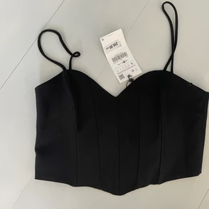 Korsett topp zara - Säljer denna jätte söta korsett toppen från zara. Slutsåld. Storlek S. Skriv för fler bilder!💞