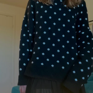 Prickig tröja - Supersöt prickig tröja och jättemysig till våren💕 Går att vända ut och in för att byta färgerna :)