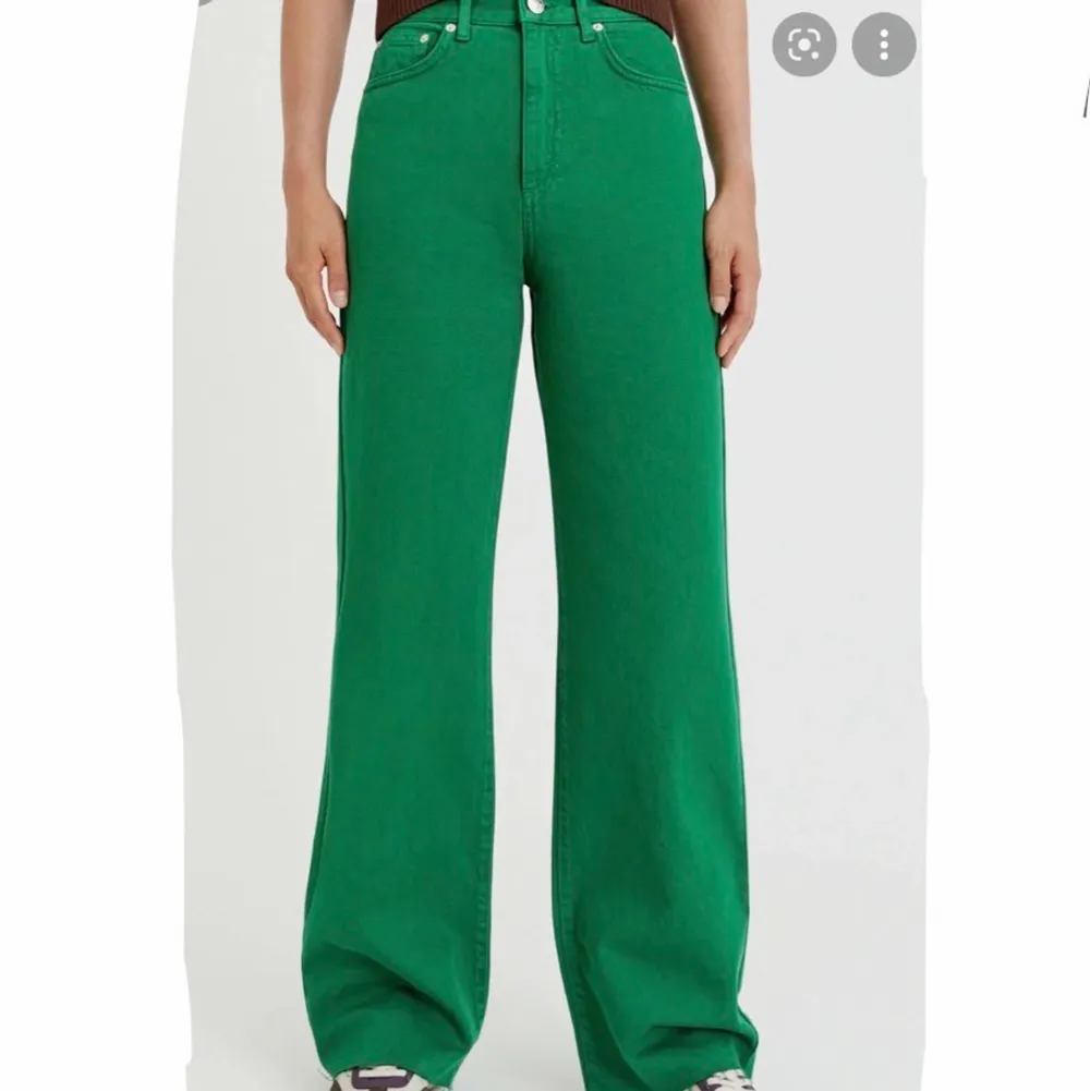 Säljer dessa gröna jeans från pull&bear, supersnygga verkligen, använt 3 gånger💚 de är lite vida i benen! orginalpriset ligger på 400kr . Jeans & Byxor.
