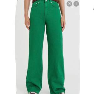 Säljer dessa gröna jeans från pull&bear, supersnygga verkligen, använt 3 gånger💚 de är lite vida i benen! orginalpriset ligger på 400kr 