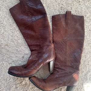 Vintage stövlar - Skitsnygga vintage stövlar som jag tyvärr måste sälja då de är försmå för mig. De har lite slitningar på lädret men inget som syns speciellt mycket eller som man tänker på. För referens på hur högt skaftet är så är jag 178 cm. 80 kr eller bud