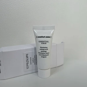 Comfort Zone Essential Face Scrub - NY! Peeling som tar bort orenheter och minskar porerna. Plomberad