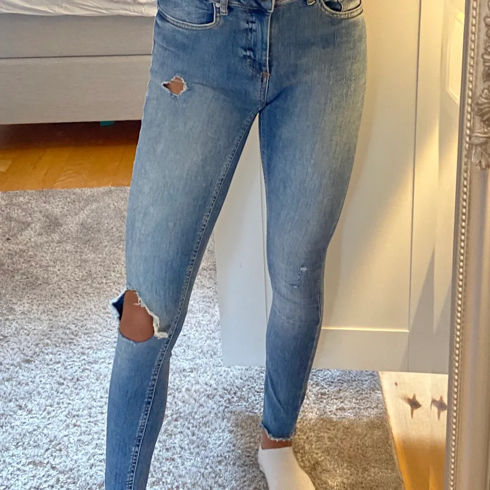 Säljer dessa jeans från Only i modellen ”mid waist skinny”. Sitter perfekt på mig som är 1,62💙 (Köparen står för frakten). Jeans & Byxor.