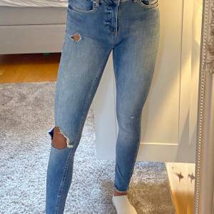 Säljer dessa jeans från Only i modellen ”mid waist skinny”. Sitter perfekt på mig som är 1,62💙 (Köparen står för frakten)