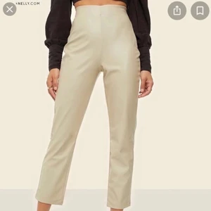 Skinnbyxor  - Beigha skinnbyxor från Biancas kollektion men Nelly. I storlek M. Använt en gång⚡️⚡️⚡️